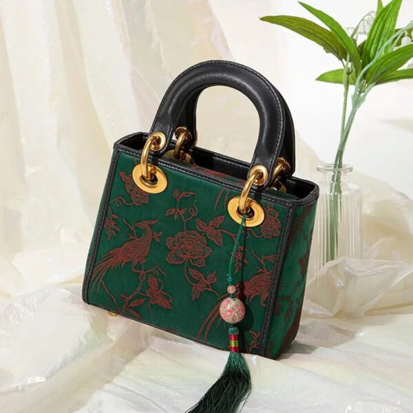 Xiangyunsha Silk Green Retro Cowhide Handbag with Pendant - 图片 5