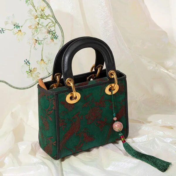 Xiangyunsha Silk Green Retro Cowhide Handbag with Pendant - 图片 6