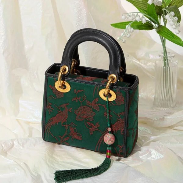 Xiangyunsha Silk Green Retro Cowhide Handbag with Pendant - 图片 4