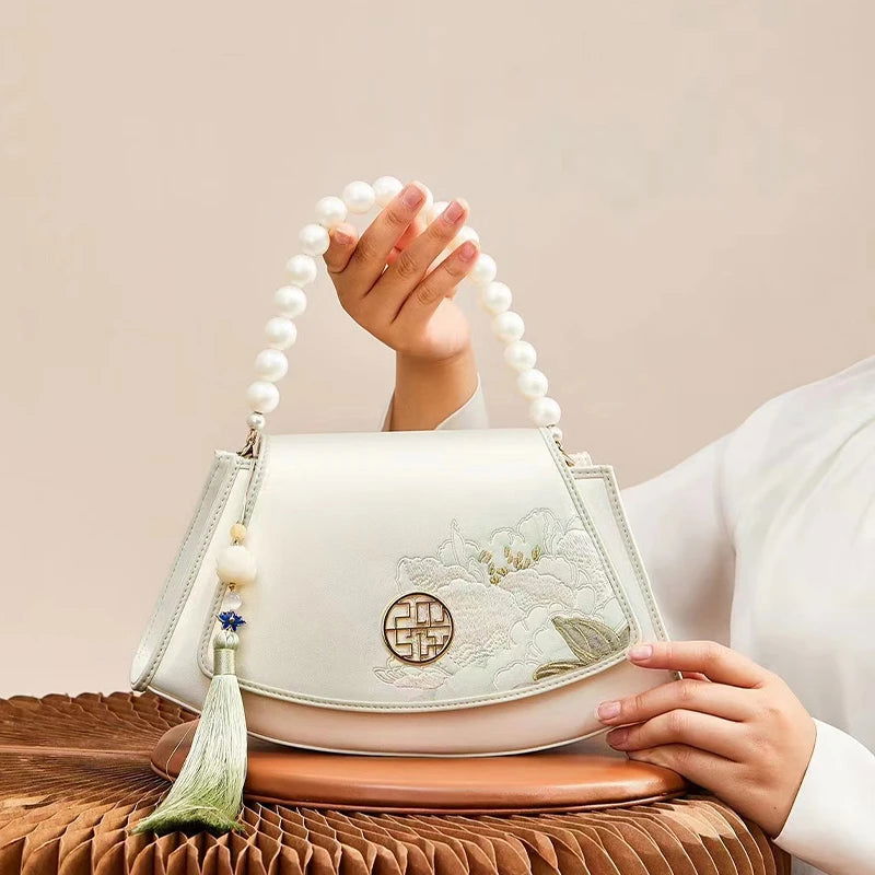 Embroidery Leather Retro White Lotus Handbag with Pendant - 图片 2