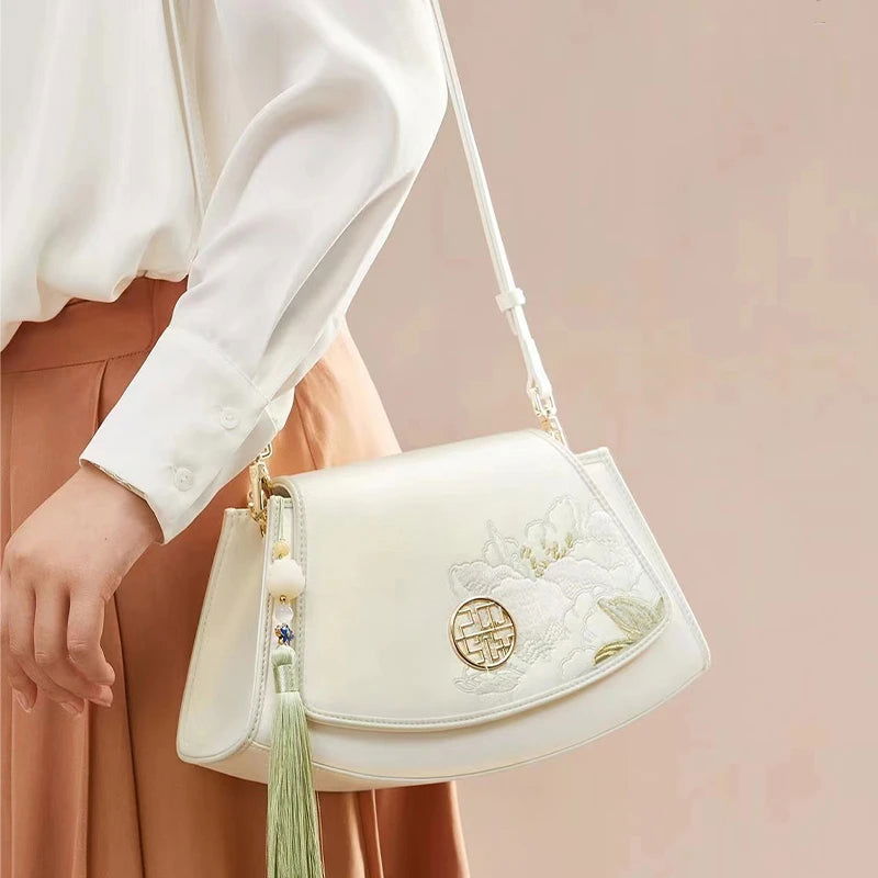 Embroidery Leather Retro White Lotus Handbag with Pendant - 图片 4