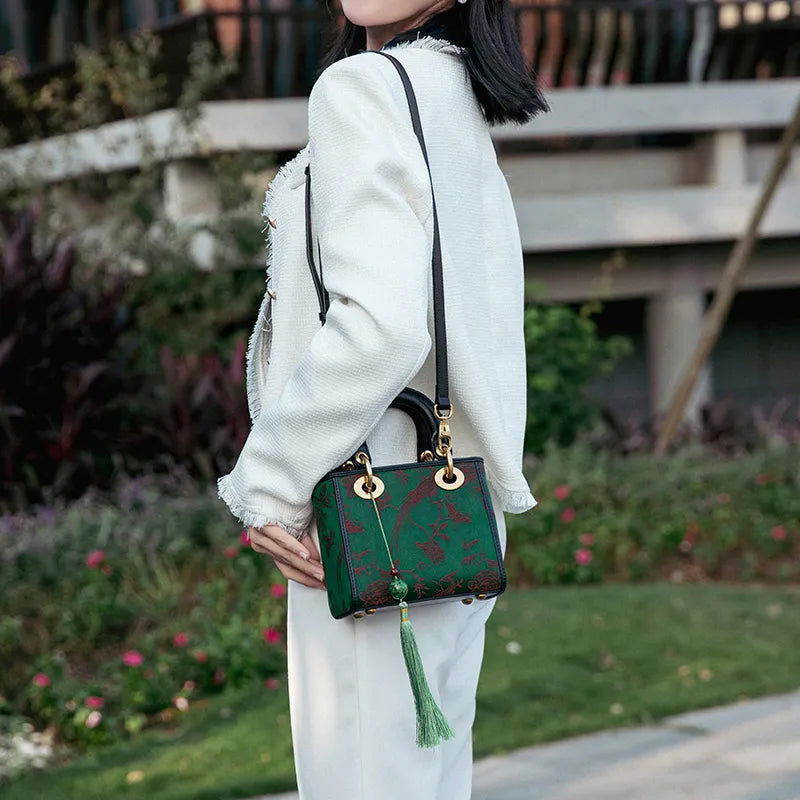 Xiangyunsha Silk Green Retro Cowhide Handbag with Pendant - 图片 3
