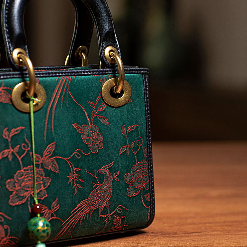 Xiangyunsha Silk Green Retro Cowhide Handbag with Pendant - 图片 9
