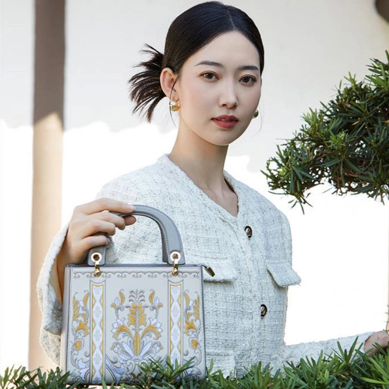 Handcrafted Embroidery Leather Handbag Blue and White Porcelain - 图片 4